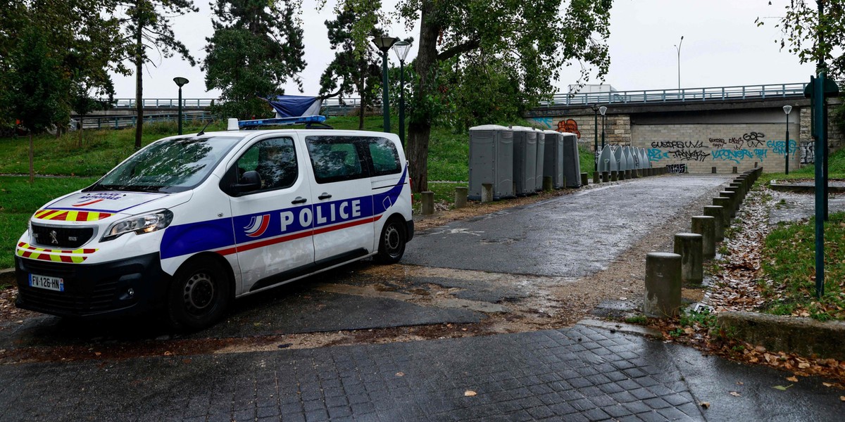 Francja. Dwie dziewczynki znalezione przy zwłokach matki. Spędziły tak wiele dni.