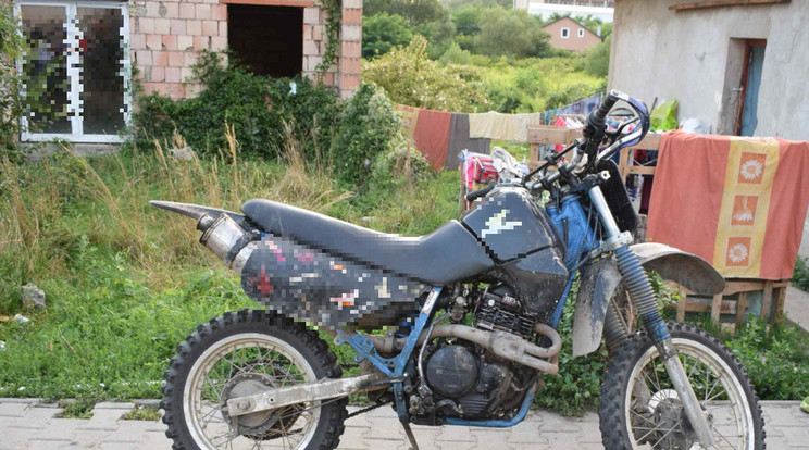 A férfi ezzel a motorral ütközött neki egy álló autónak /Fotó: police.hu