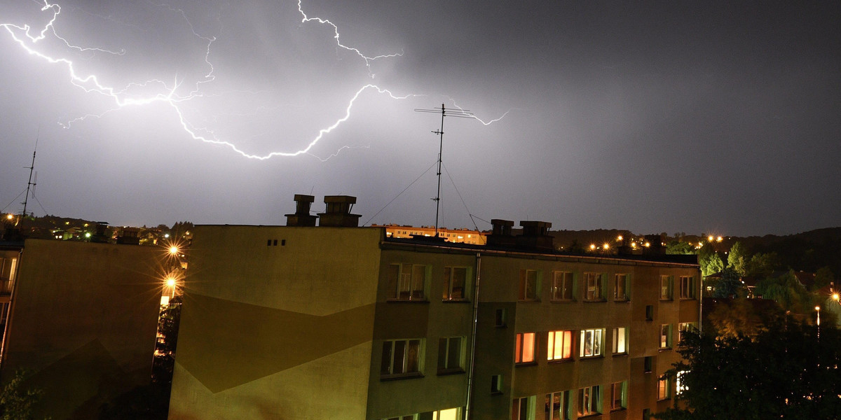 Zalane piwnice, podtopione domy. Strażacy usuwają zniszczenia po burzach 