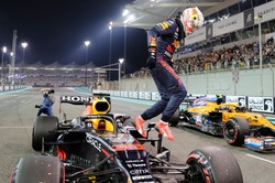 Verstappen mistrzem świata F1! Wyprzedził Hamiltona na ostatnim okrążeniu