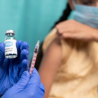 Mellékhatást fedezhettek fel az egyik covid vakcinánál, esik az árfolyama