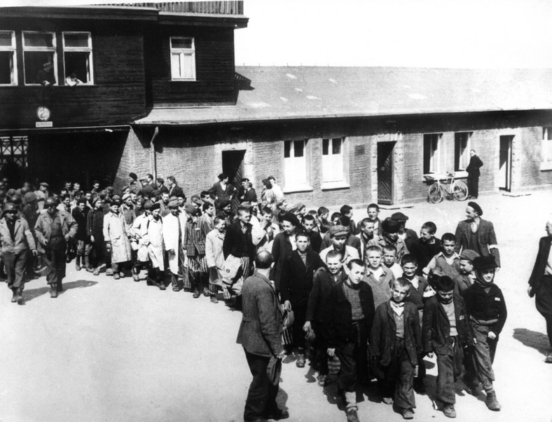 Wyzwolenie Buchenwaldu. Dzieci i młodzież prowadzone przez żołnierzy USA do szpitala