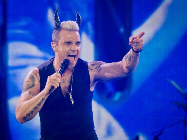 Spevák Robbie Williams.
