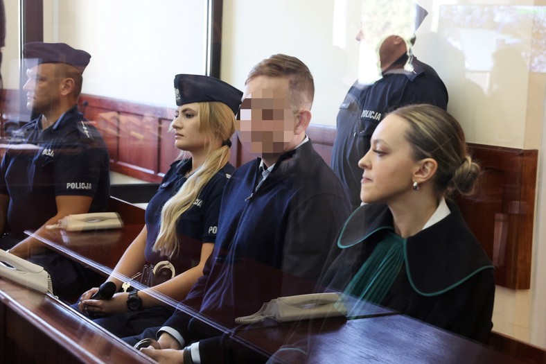 Sebastian Majtczak i adwokatka Katarzyna Hebda (w todze)