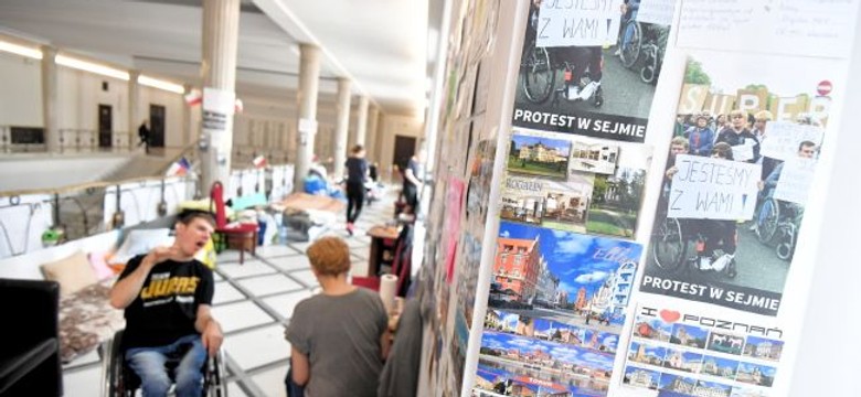 Starcie Straży Marszałkowskiej z matkami niepełnosprawnych. Poszło o pocztówki na ścianie Sejmu