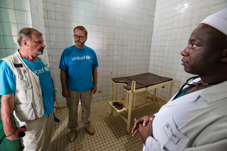 Artur Żmijewski i Marek Krupiński, szef polskiego UNICEF-u, w jednym z malijskich szpitali, fot. Marcin Suder