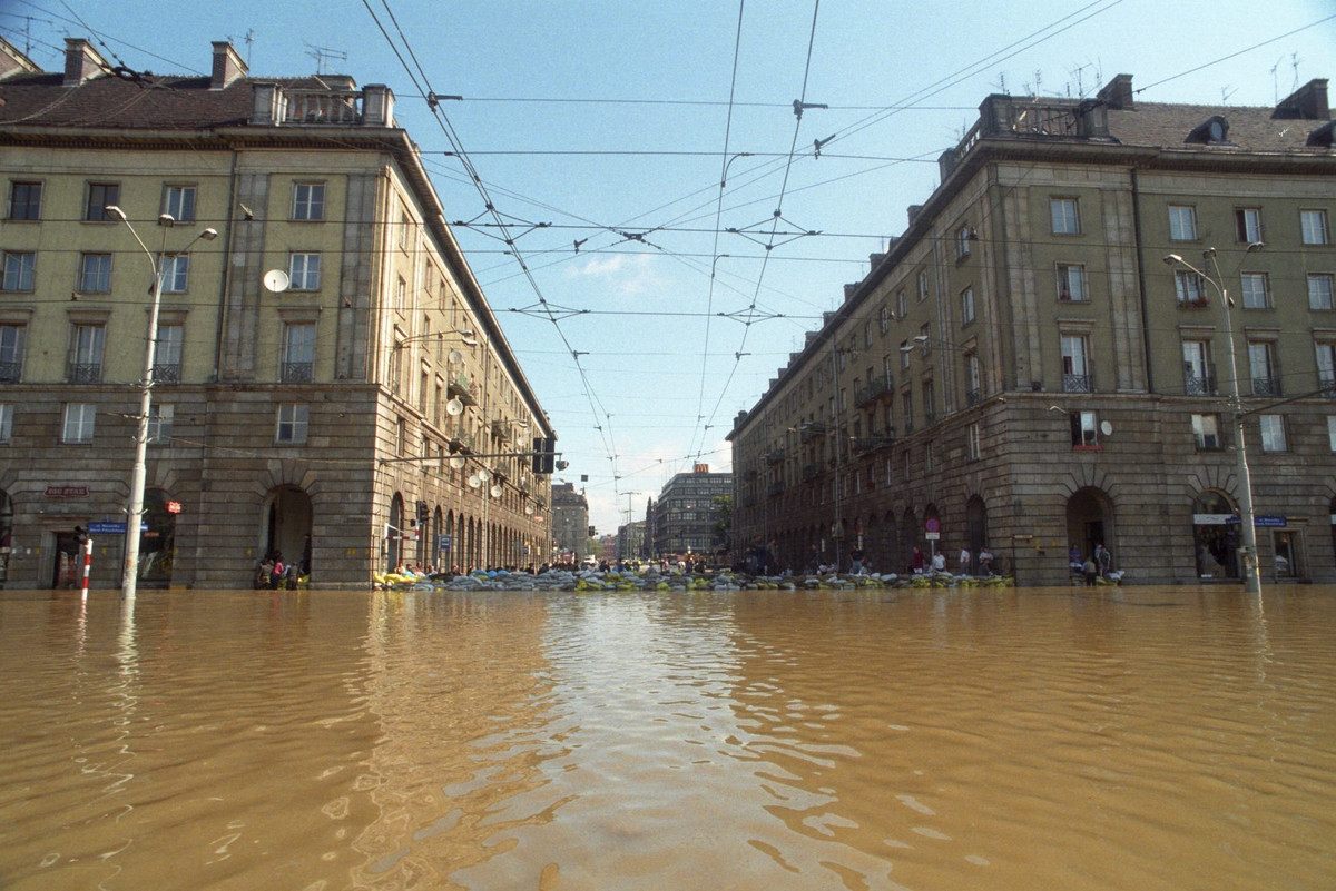 Mija 27 lat od powodzi tysiąclecia. Tak wyglądały zalane ulice Wrocławia