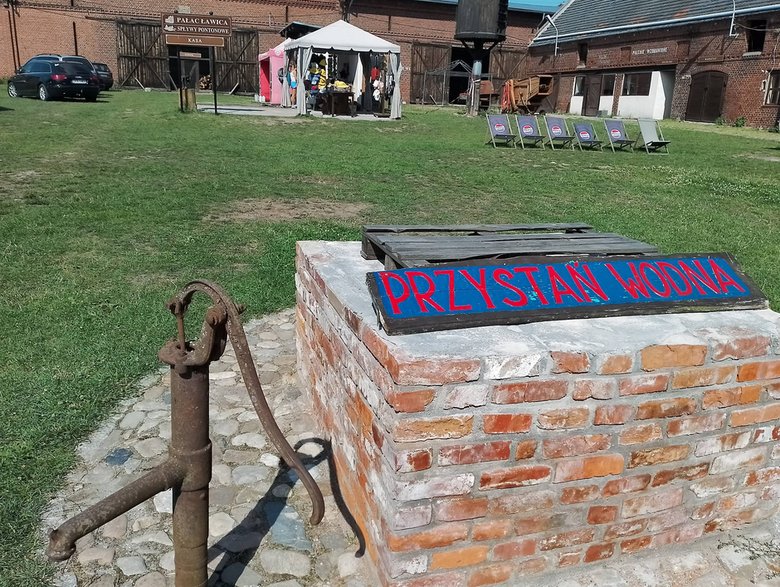 Zabudowania folwarczne