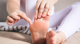 Nagniotki na małych palcach u nóg - objawy, przyczyny, leczenie. Jak sobie radzić z nagniotkami?