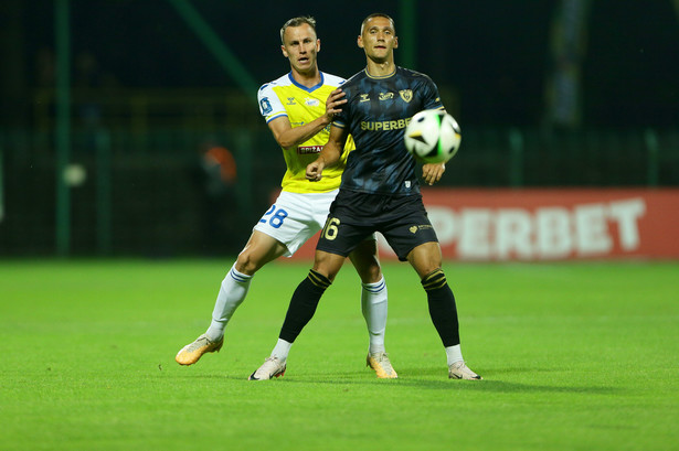 Zawodnik GKS Katowice Grzegorz Rogala (P) i Paweł Stolarski (L) z Motoru Lublin podczas meczu 5. kolejki piłkarskiej Ekstraklasy