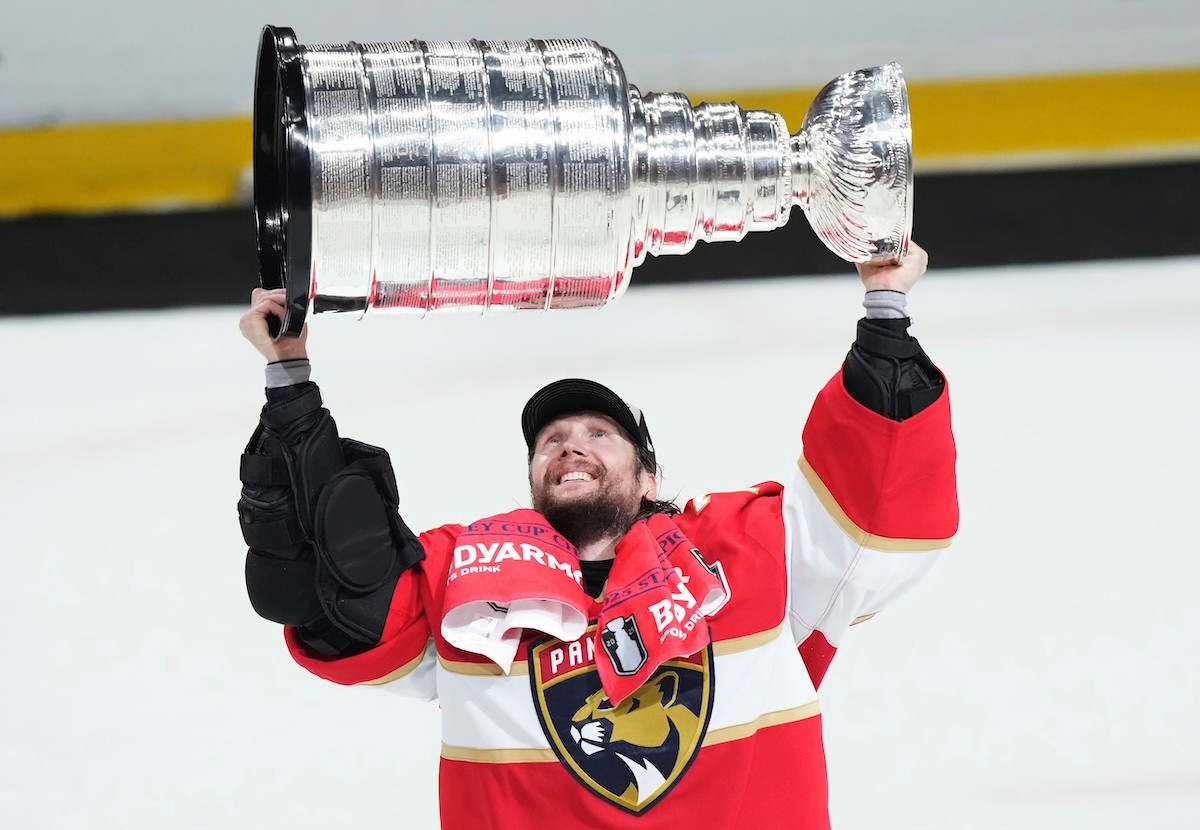 Brankár Floridy Sergej Bobrovsky dvíha nad hlavu Stanleyho.