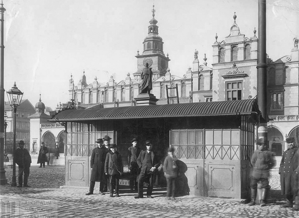 Przystanek tramwajowy na Rynku Głównym (fot. 1914 r.)