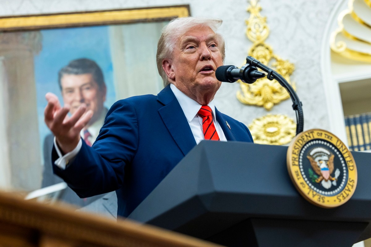 US President Donald Trump announces a drug pricing deal during a press conference in the Oval Office