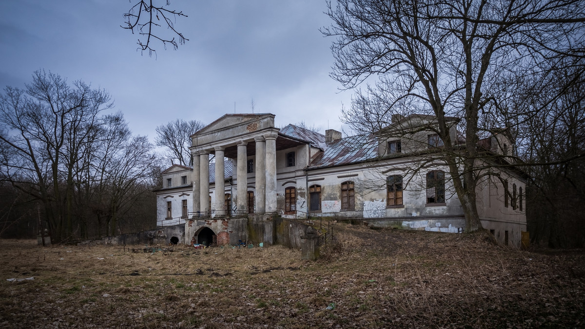 Opuszczony pałac w Grodźcu, powiat Koniński, Wielkopolska