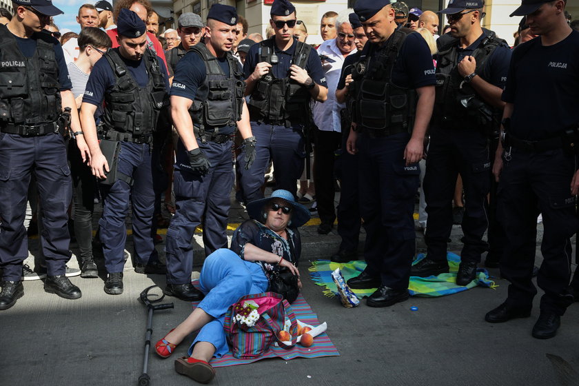 Warszawa: policjanci usuwali uczestników Świątecznego Pikniku Antyfaszystowskiego