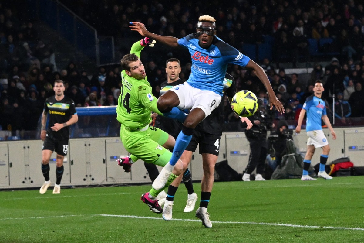 epa10501382 Napoli's foreward Victor Osimhen in action during the Italian Serie A soccer match SSC Napoli vs SS Lazio, in Naples, Italy, 03 March 2023. EPA/CIRO FUSCO Dostawca: PAP/EPA.