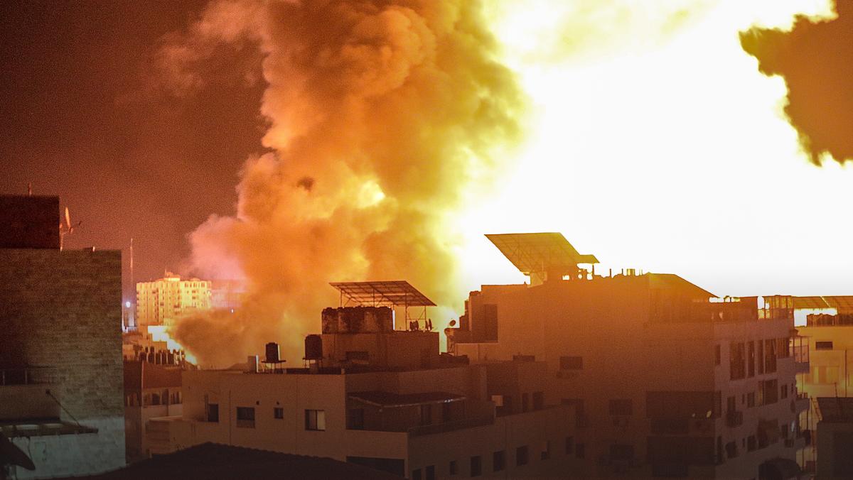 Płonące budynki po izraelskim nalocie na Gazę