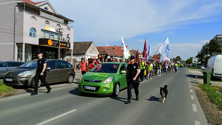 Doček srednjoškolaca koji pešice idu u Novi Sad