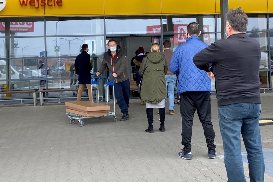 Wzmożony ruch zakupowy w wielkopowierzchniowych sklepach meblowych i budowlanych. Zgodnie z najnowszymi obostrzeniami pandemicznymi tego typu sklepy będą zamknięte od 27 marca do 9 kwietnia. Warszawa, 26.03.2021