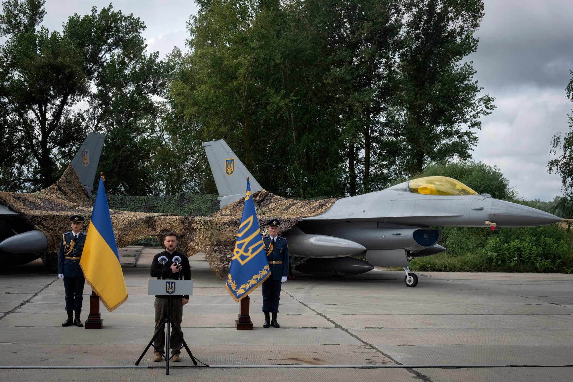 Ukrajinský prezident Volodymyr Zelenskyj ukázal novinárom prvú várku bojových lietadiel F-16.