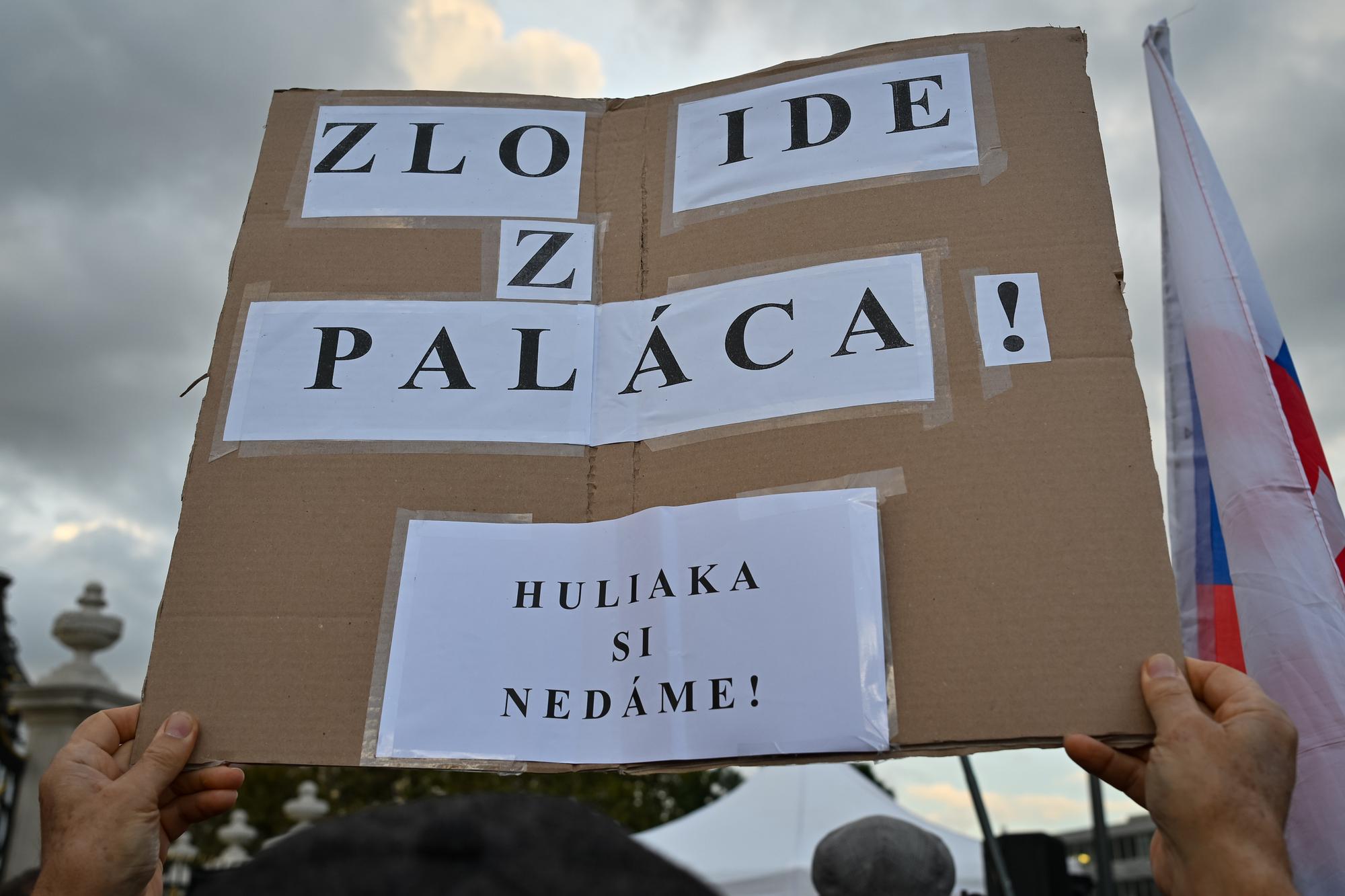 Verejné zhromaždenie na podporu Rudolfa Huliaka pred Prezidentským palácom