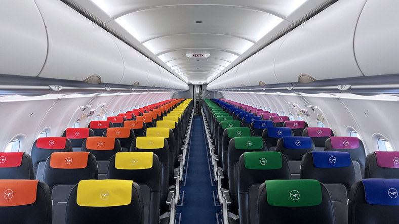 Samolot Lufthansy w brandingu przygotowanym z okazji Pride Month 2022