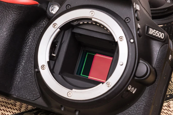 Nikon D5500 - widoczna 24-megapikselowa matryca CMOS APS-C