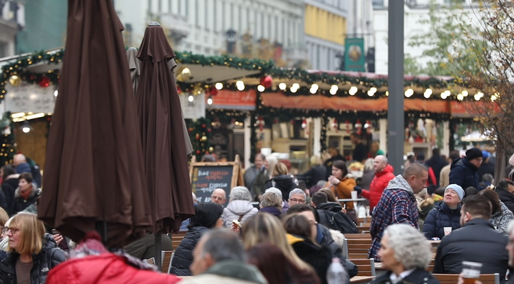 Mit ünneplünk adventkor? Videón mutatjuk, hogy vizsgáztak a magyarok a Vörösmarty téren