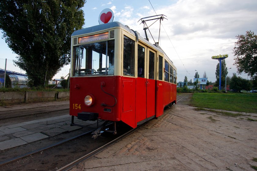 Tramwaj z lat sześćdziesiątych na ulicy w Łodzi