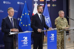 Ostatnie spotkanie NATO przed szczytem. Kosiniak-Kamysz mówi o fake newsach