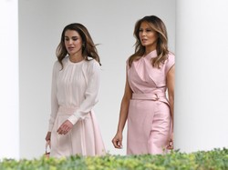 Co się stało z przepiękną twarzą królowej Ranii? Sztucznością nie ustępuje Melanii Trump. FOTO