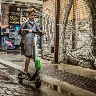 Súlyosan megsérült egy 12 éves kisfiú e-rollerelezés közben
