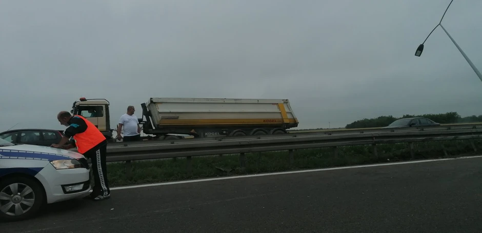 Prevrnuo se šleper na autoputu