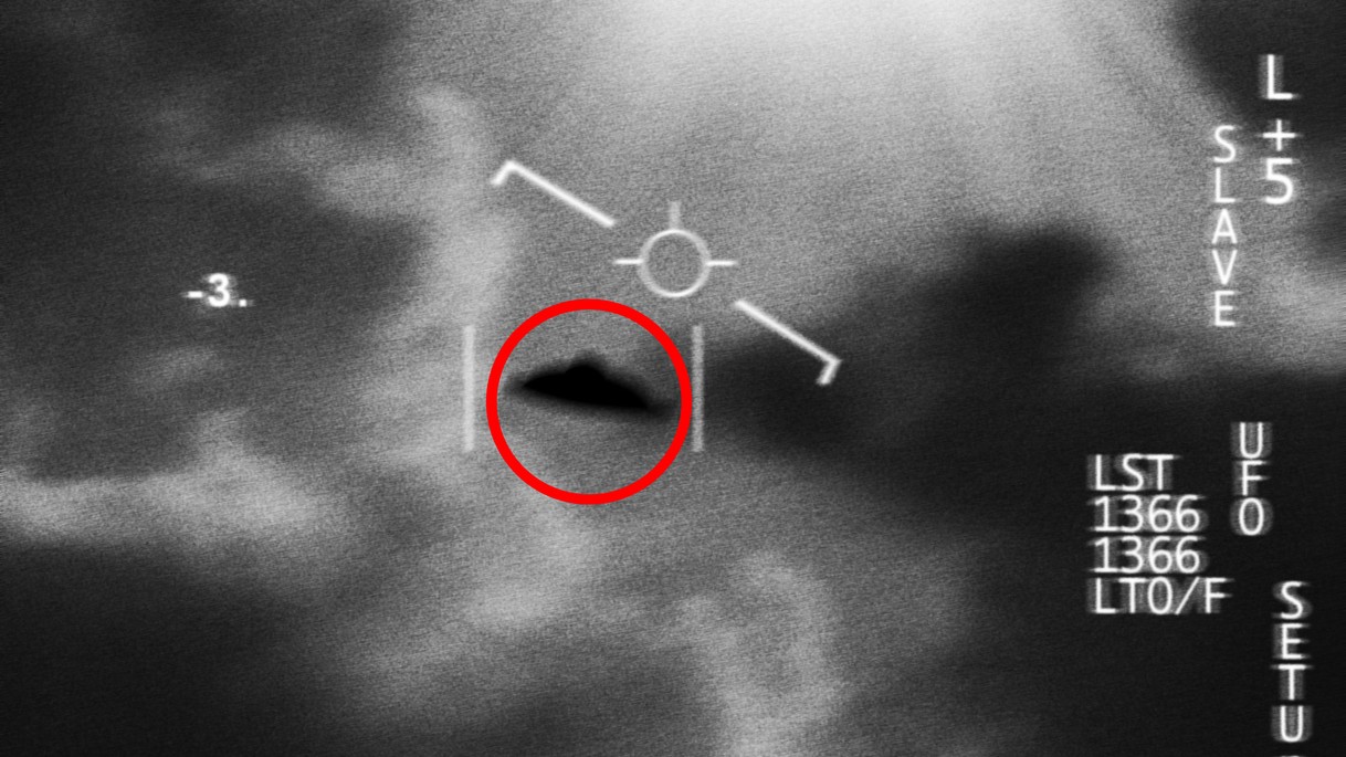 Čiernobiely záber pripomínajúci záznam z nočného sledovania neidentifikovaného lietajúceho objektu (UFO). Bývalý predstaviteľ Pentagonu Jay Stratton tvrdí, že americká vláda a obranné spoločnosti vlastnia objekty neľudského pôvodu a skúmajú ich technológiu. Jeho tvrdenia však zatiaľ neboli nezávisle potvrdené. (Ilustračný obrázok)