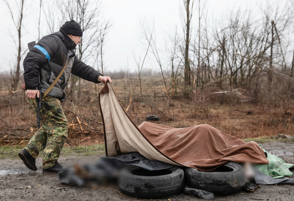 Ciała czterech martwych cywilów na poboczu autostrady, 20 km od Kijowa.