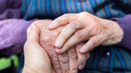 Las personas con esta enfermedad tienen inmunidad a la enfermedad de Alzheimer.  Es una paradoja médica