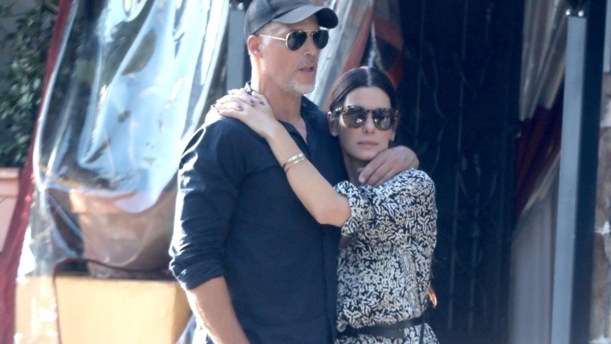 Celé tri roky o diagnóze mlčala a rešpektovala rozhodnutie svojho milovaného (na obrázku Sandra Bullock a Bryan Randall v Beverly Hills ešte v roku 2017)