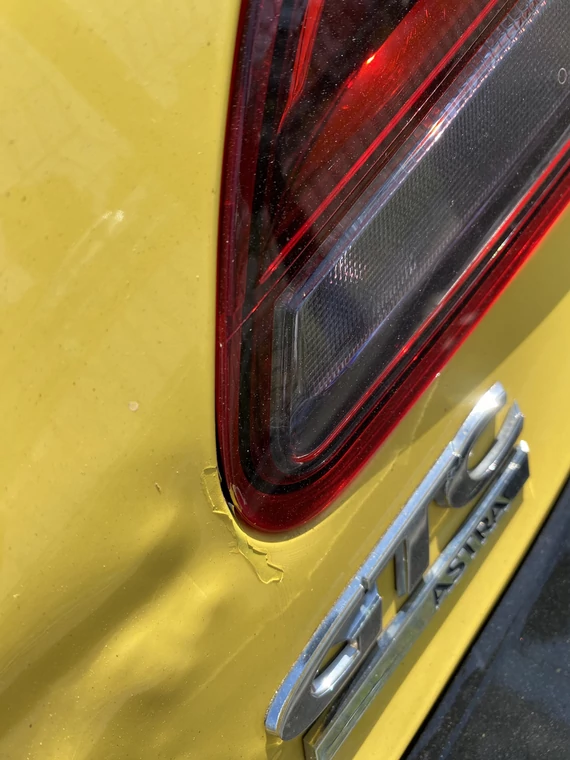 Opel Astra GTC 1.6T: komis zamówił klapę "w kolor”.