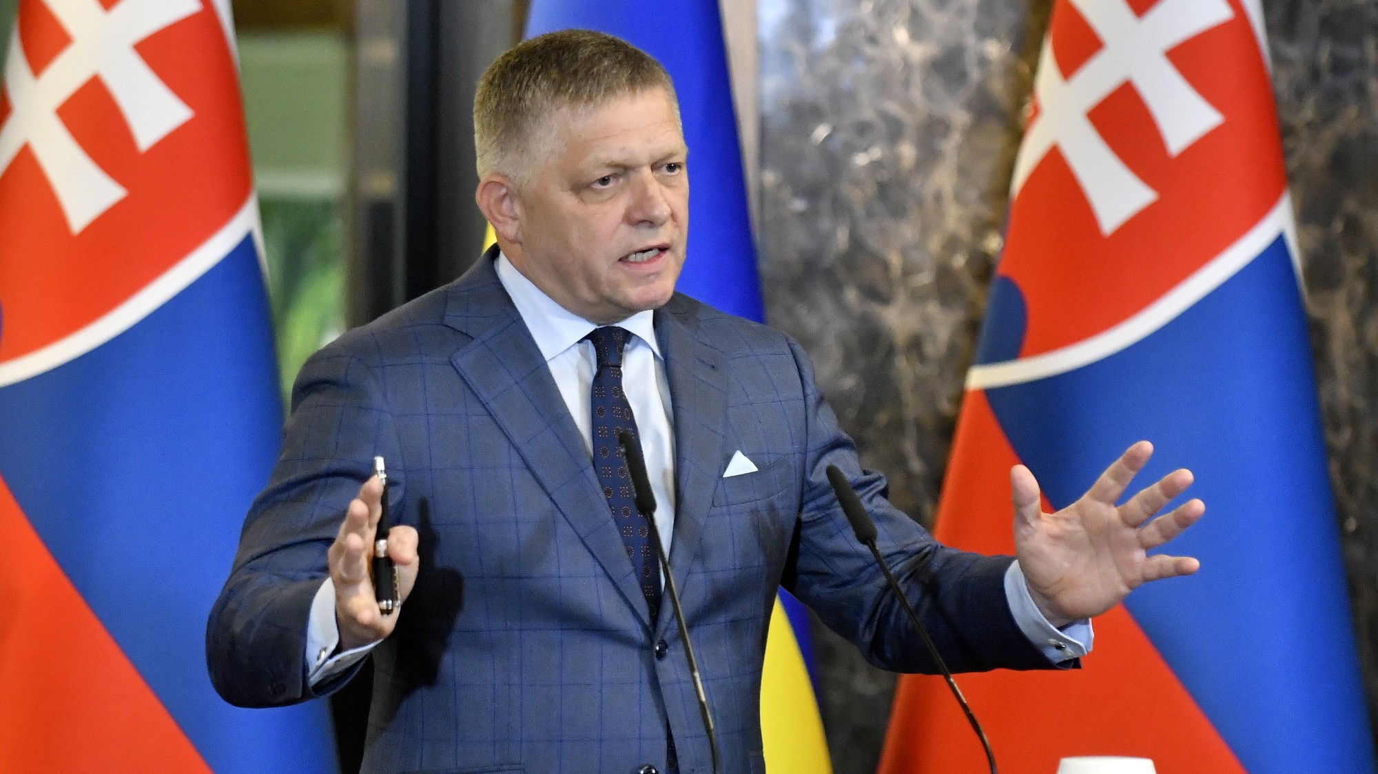 Predseda vlády SR Robert Fico počas tlačovej konferencie s ukrajinským prezidentom Volodymyrom Zelenským.