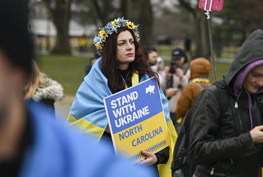Wiec poparcia Ukrainy w Waszyngtonie, kobieta trzyma transparent "Stój razem z Ukrainą. Karolina Północna", 25 lutego 2023 r. W