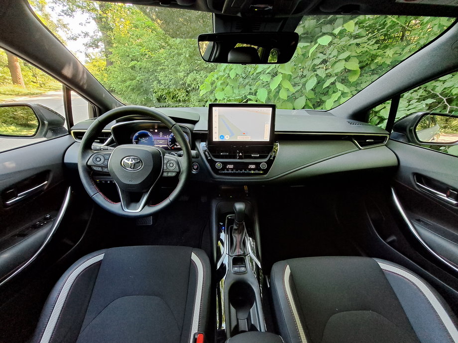 Toyota Corolla Hybrid Touring Sports ma odnowioną kabinę, a w niej sporo elektroniki - w tym duży ekran systemu multimedialnego na środku kokpitu.