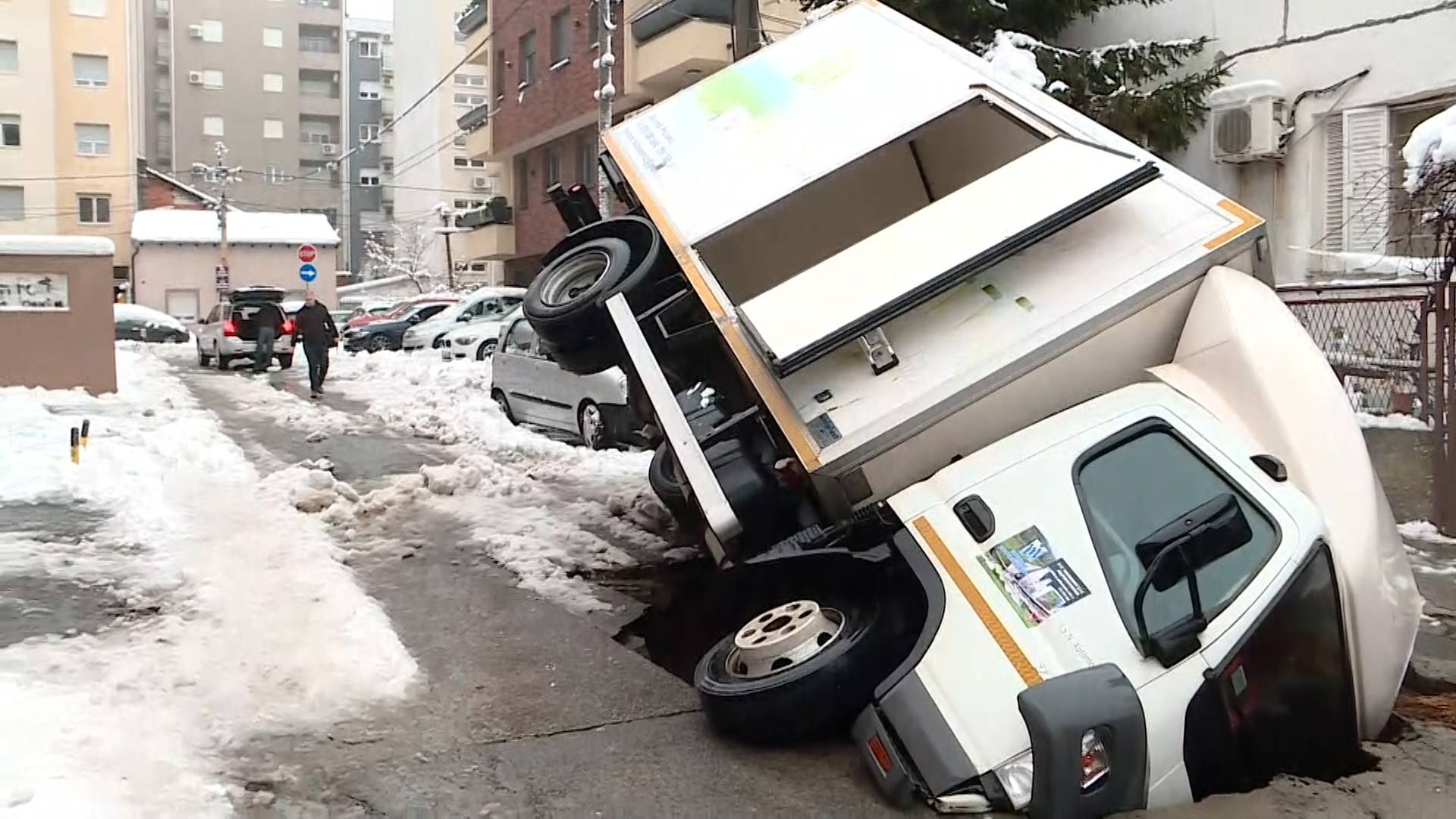 Kako sneg u decembru, tako i kamion propao kroz rupu na asfaltu na Voždovcu