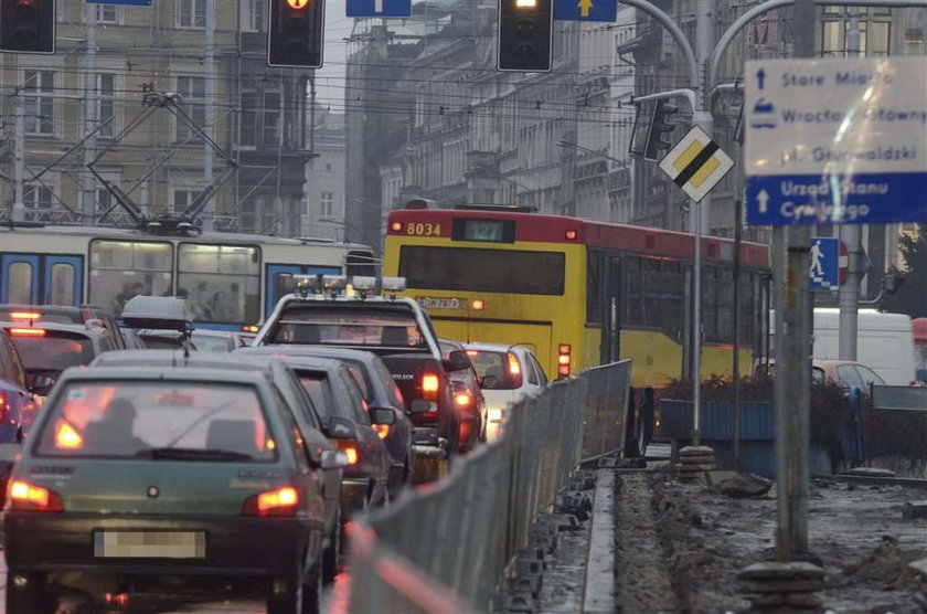 Auta przyspieszą kosztem pasażerów