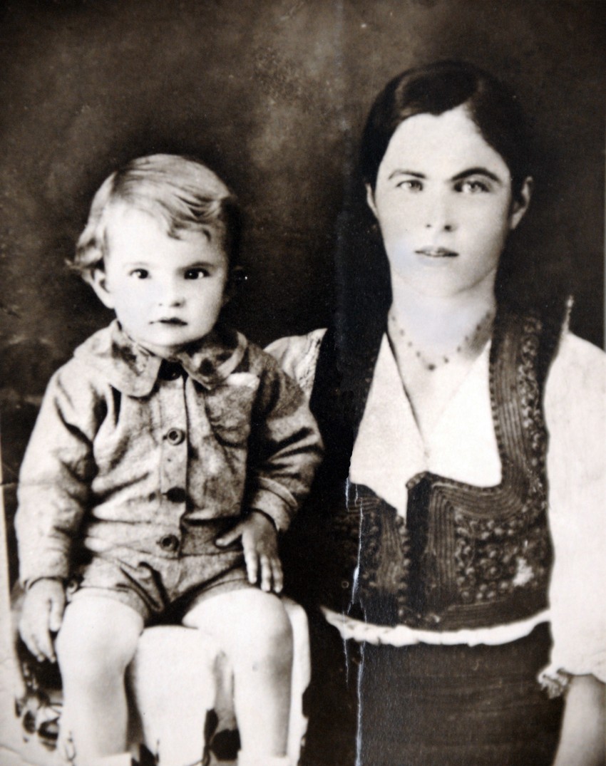 Mali Den dok je još bio Dobrivoje, sa majkom