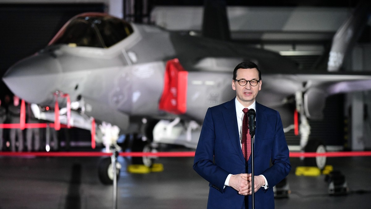 Premier Mateusz Morawiecki w trakcie uroczystości podpisania umowy na zakup myśliwców  F-35 