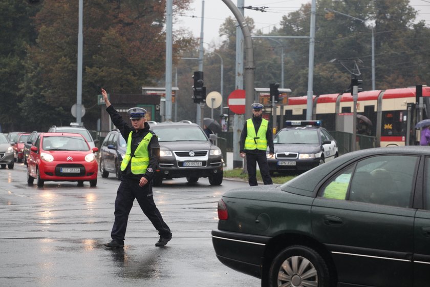 policjanci kierują ruchem