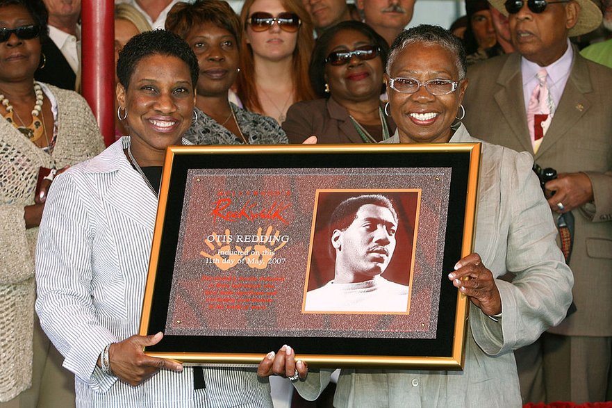 Karla Redding Andrews (córka) i Zelma Redding (żona) podczas ceremonii umieszczenia Otisa Reddinga w Hollywood's Rockwalk w 2007 r. 