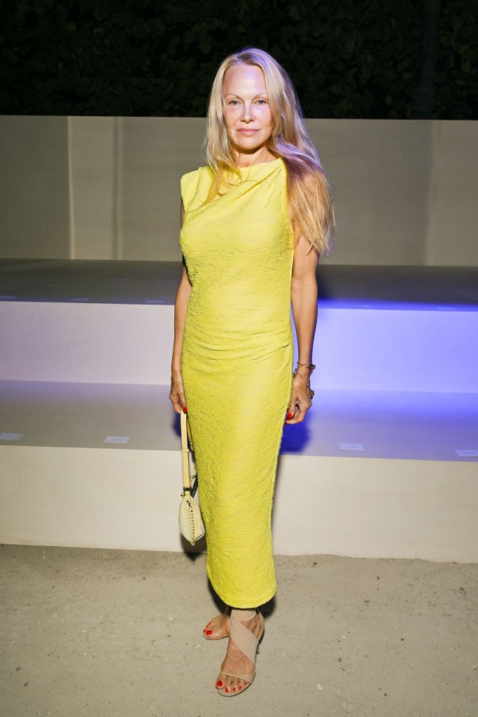 Pamela Anderson csak úgy ragyogott a párizsi divathéten - pedig highlighter sem volt rajta