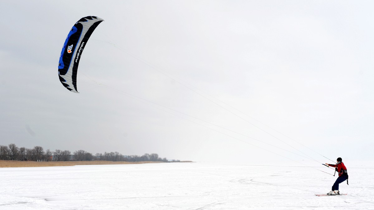 Snowkite na zamarzniętym Zalewie Wiślanym