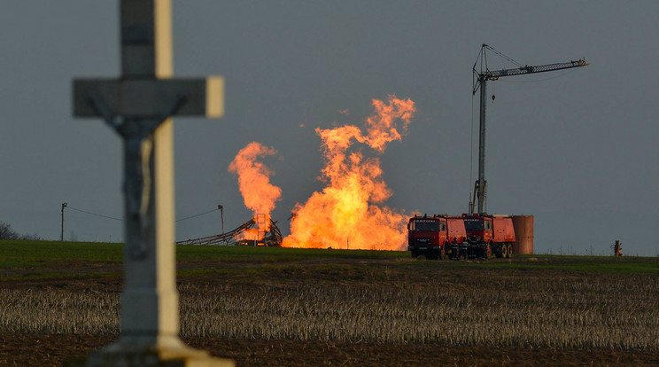 A lángoló gázkút Nagymajténynél / Fotó: AFP